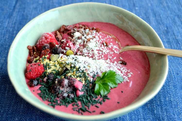 Süsse HimbeerBowl mit Spirulina Nibs Weltküche
